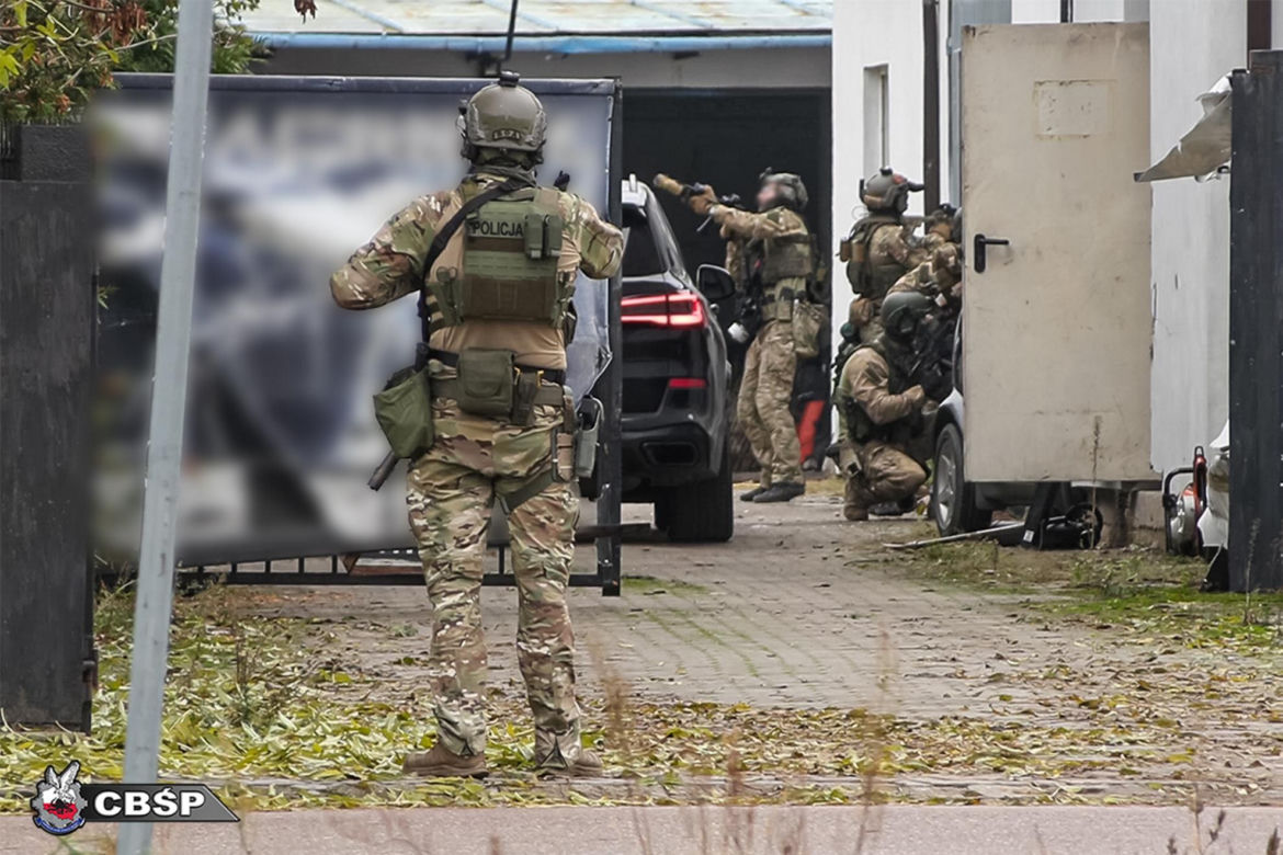 Podwójny morderca zatrzymany! Wielka akcja służb pod Płońskiem [ZDJĘCIA]