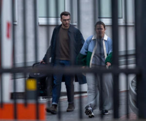 Olga Frycz wychodzi z dzieckiem ze szpitala