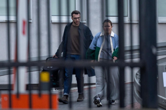 Olga Frycz wychodzi z dzieckiem ze szpitala