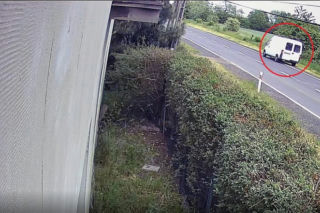 Tarnowskie Góry: Zabił rowerzystę na drodze i zatrzymał się, by zabrać lusterko. Wstrząsające nagranie! Policja szuka sprawcy