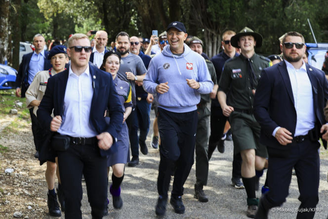 Prezydent RP Karol Nawrocki podczas trekkingu z harcerzami, młodzieżą i społecznikami pod hasłem Szlak Pamięci w Cassino