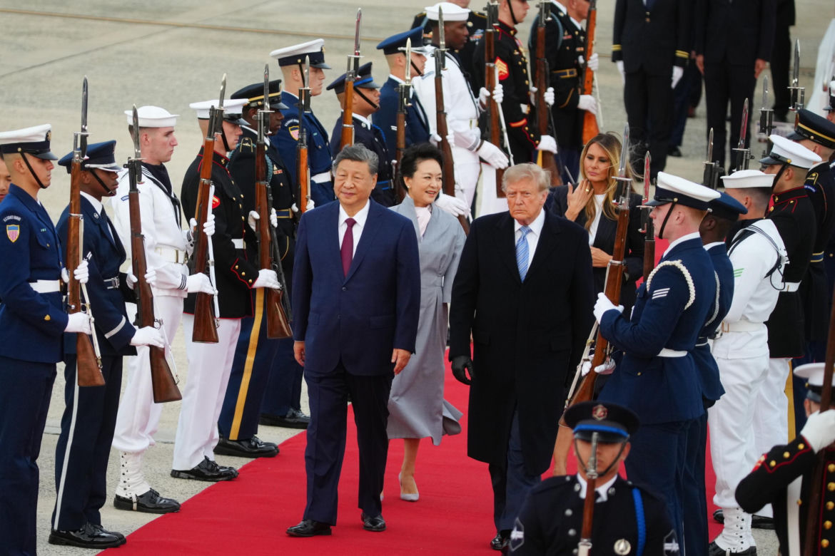 Przywódca Chin przyleciał do USA. Też przeszedł po czerwonym dywanie