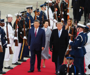 Przywódca Chin przyleciał do USA. Też przeszedł po czerwonym dywanie