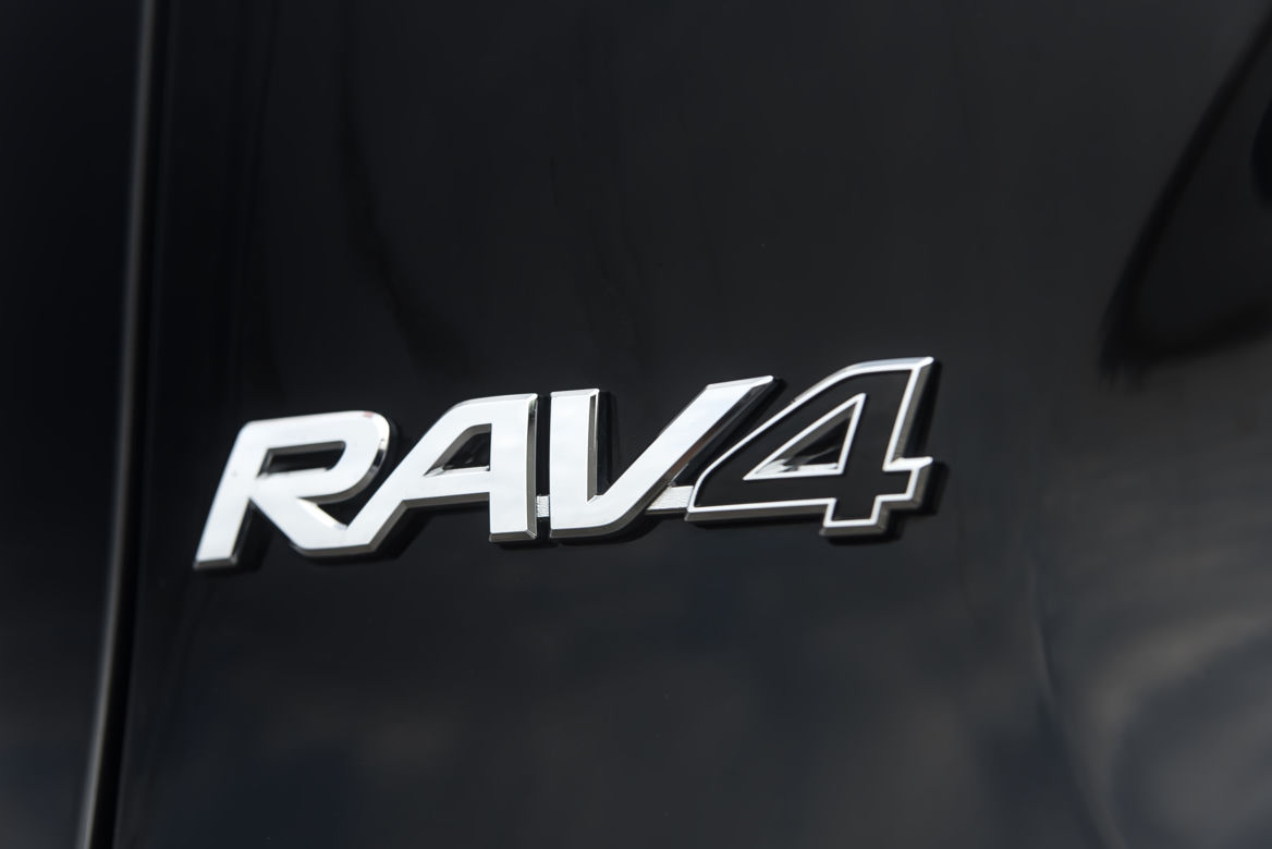 Toyota RAV4 Hybrid i-AWD e-CVT Black Edition by JBL
