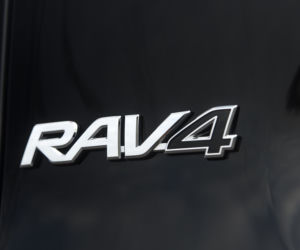 Toyota RAV4 Hybrid i-AWD e-CVT Black Edition by JBL