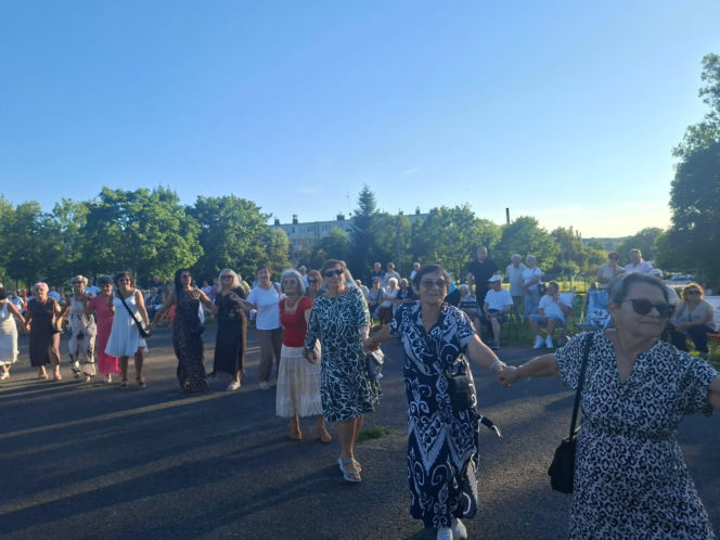 Gorący letni wieczór w Starachowicach! Międzypokoleniowa potańcówka opanowała Szlakowisko [FOTORELACJA]