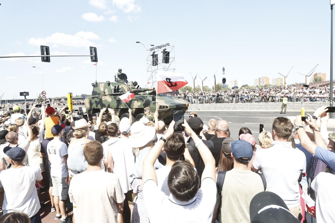 Tłumy na defiladzie wojskowej w Warszawie