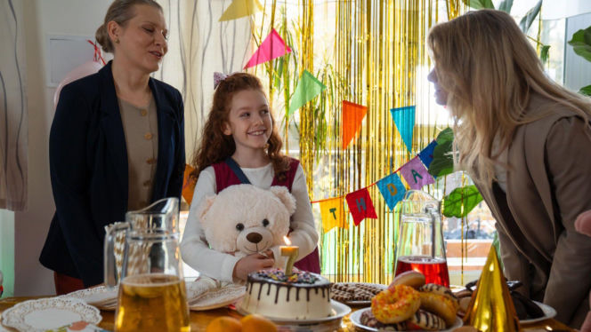 Na dobre i na złe odc. 981. Agata (Emilia Komarnicka), Mania (Apolonia Szwed),  dyrektorka (Katarzyna Anzorge)