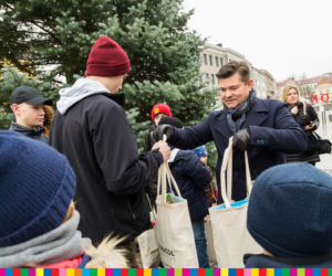 Białystok. Zenek Martyniuk rozdawał dzieciom prezenty