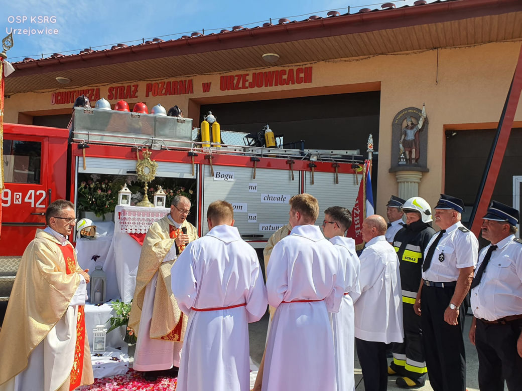 Ołtarz na Boże Ciało z wozu bojowego