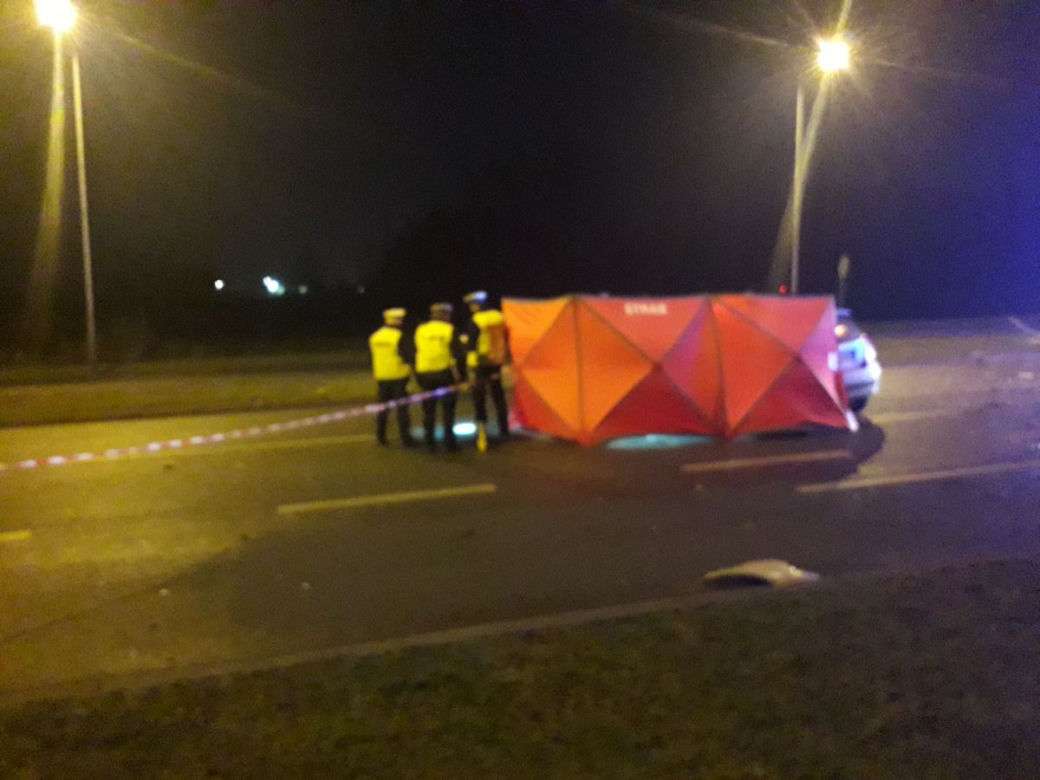 ŚMIERTELNY WYPADEK w Tarnowie. Na al. Jana Pawła II zginęła kobieta. Policja prosi o pomoc