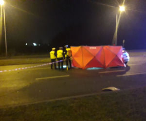 ŚMIERTELNY WYPADEK w Tarnowie. Na al. Jana Pawła II zginęła kobieta. Policja prosi o pomoc