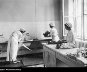 Pielęgniarki kąpią niemowlęta - 1934 r.