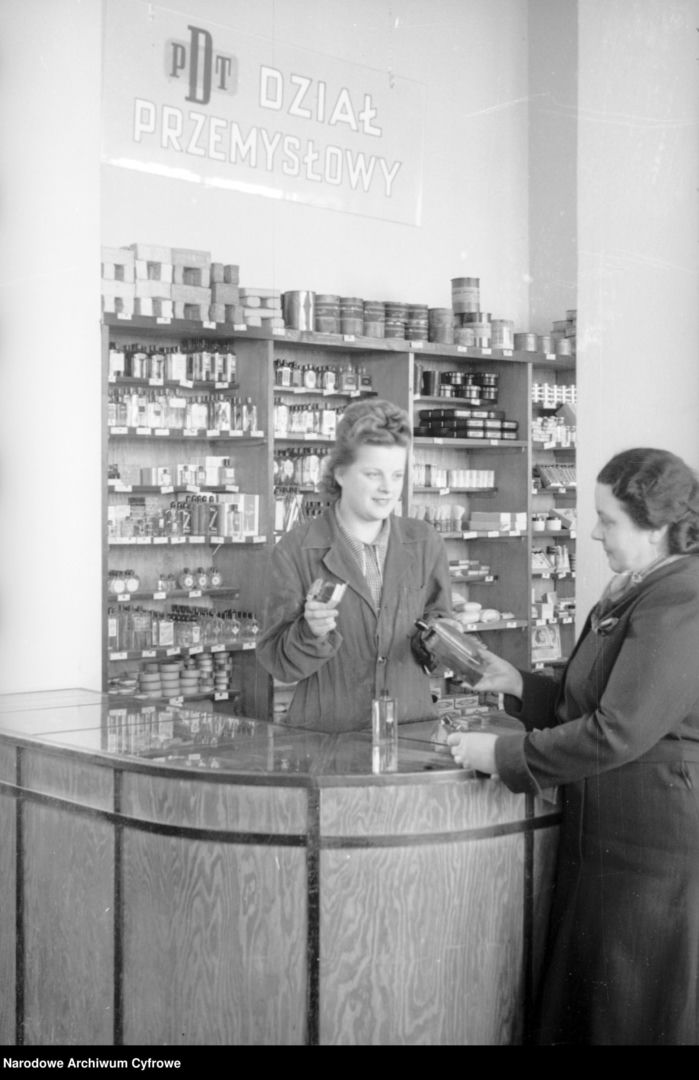 Sklep wielobranżowy Powszechny Dom Towarowy