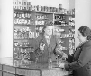 Sklep wielobranżowy Powszechny Dom Towarowy