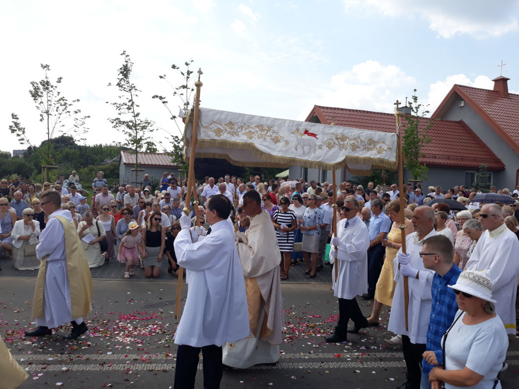 Białystok. Boże Ciało 2019. Wspólna procesja dwóch parafii: św. Jadwigi i NMP z Guadalupe