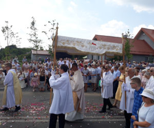 Białystok. Boże Ciało 2019. Wspólna procesja dwóch parafii: św. Jadwigi i NMP z Guadalupe