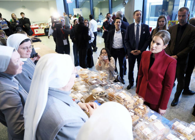 Marta Nawrocka w czerwieni