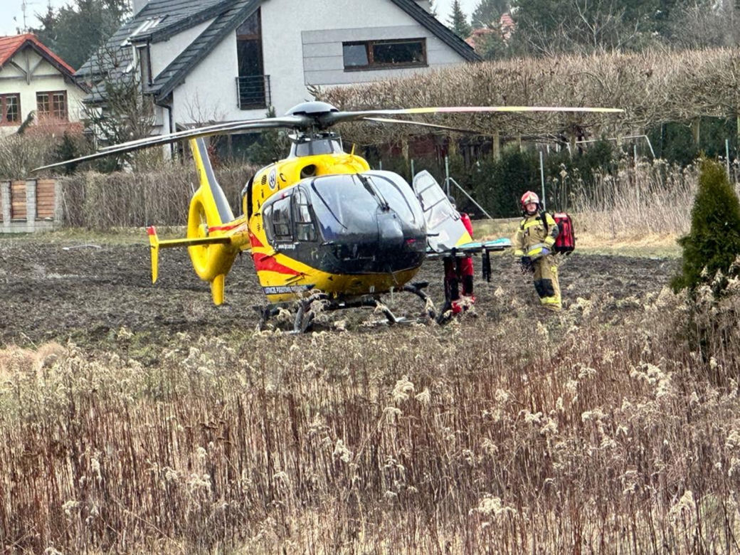 Dramatyczny wypadek pod prysznicem. Kobiecie musiała pomóc straż. Ewakuował ją śmigłowiec