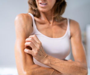 Twoja skóra swędzi po treningu? To nie tylko pot. Poznaj prosty sposób na natychmiastową ulgę