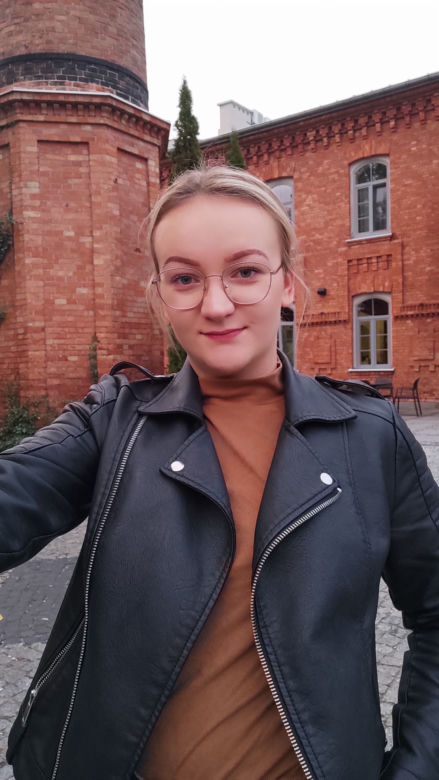 Jeździła po chodniku... na łyżwach! Niesamowite sceny w Krzyżu