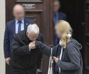 Zaczepili Kaczyńskiego  pod kościołem! Szok, czego od niego chcieli!
