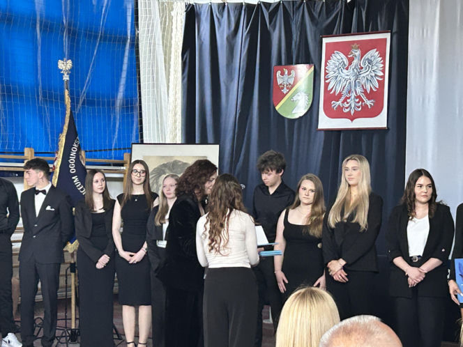 Czwartoklasiści po absolutorium. Wkrótce matury