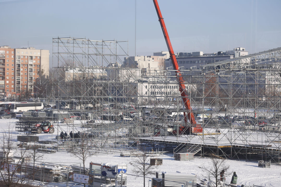 WOŚP 2024, Warszawa. Scena już powstaje na Błoniach Narodowego - zdjęcia