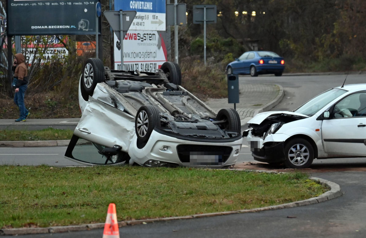 Wypadek na ul. 26 Kwietnia w Szczecinie. Dachował samochód