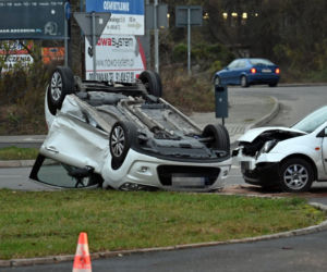 Wypadek na ul. 26 Kwietnia w Szczecinie. Dachował samochód