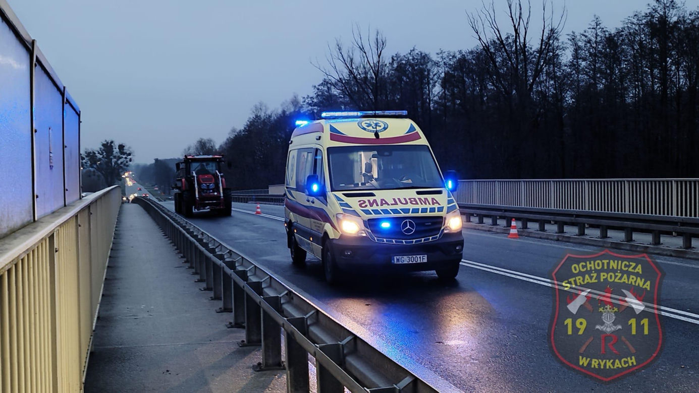 Zderzenie ciężarówki z karetką w pow. ryckim. Załoga pogotowia trafiła do szpitala