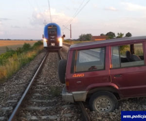 Zostawił auto na przejeździe kolejowym
