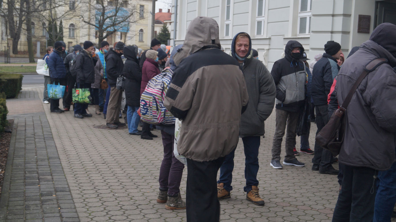 Wigilia dla bezdomnych i potrzebujących przed bydgoską Bazyliką [ZDJĘCIA]
