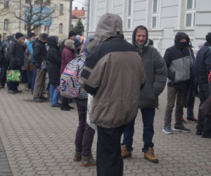 Wigilia dla bezdomnych i potrzebujących przed bydgoską Bazyliką [ZDJĘCIA]