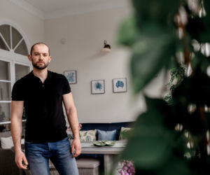 Stanisław z Wielkopolski w Rolnik szuka żony mieszka w pięknym dworku. Kim jest i czym się zajmuje?