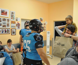 Zawodnicy Panthers Wrocław rozdali świąteczne paczki dzieciom ze szpitala przy Koszarowej