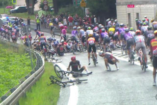 Potworna kraksa na Tour de Pologne! 4. etap Żagań - Karpacz został wstrzymany