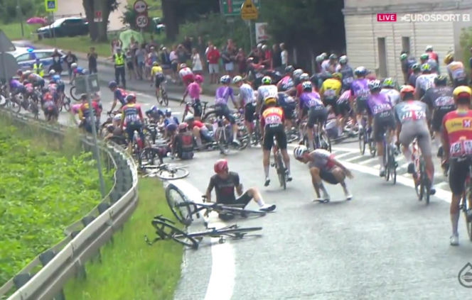 Potworna kraksa na Tour de Pologne! 4. etap Żagań - Karpacz został wstrzymany