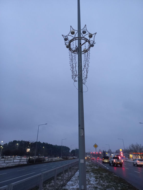 Jednorazowa dekoracja? Nowe iluminacje świąteczne w Lesznie nie wytrzymały nawet sezonu!