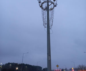 Jednorazowa dekoracja? Nowe iluminacje świąteczne w Lesznie nie wytrzymały nawet sezonu!