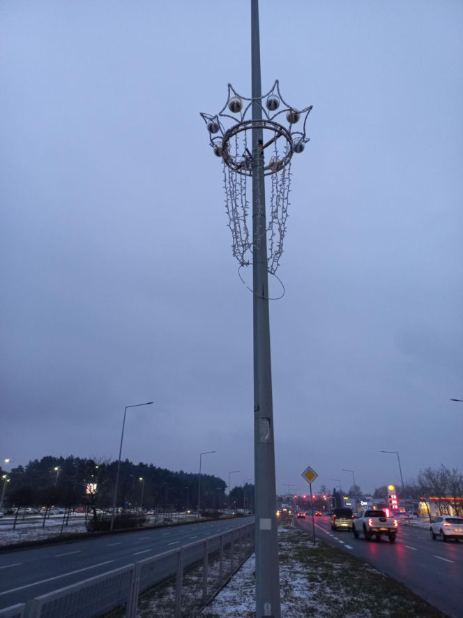 Jednorazowa dekoracja? Nowe iluminacje świąteczne w Lesznie nie wytrzymały nawet sezonu!