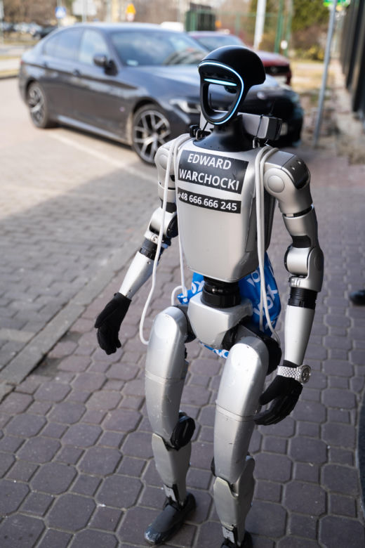 Robot Edward w VOX FM