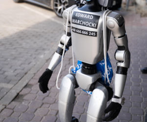 Robot Edward w VOX FM