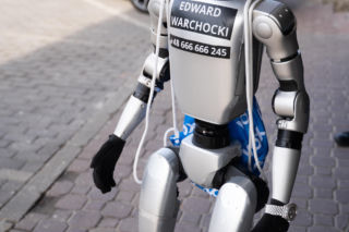 Robot Edward w VOX FM