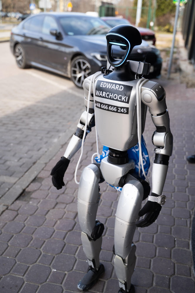 Robot Edward w VOX FM