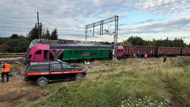 Wykolejona lokomotywa towarowa na stacji w Zagnańsku. Na miejscu samochód Straży Ochrony Kolei. Więcej na Eska Kielce.