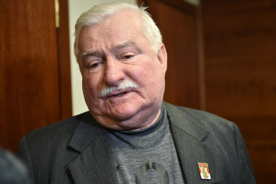Lecha Wałęsa modli się za wnuczkę.
