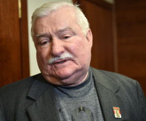 Lecha Wałęsa modli się za wnuczkę.