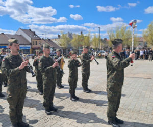Ślubuję! – patriotyczne sceny na Rynku w Starachowicach