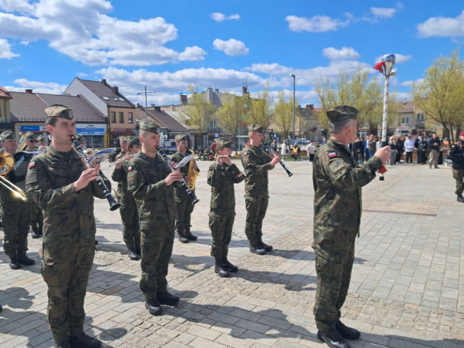 "Ślubuję!" – patriotyczne sceny na Rynku w Starachowicach